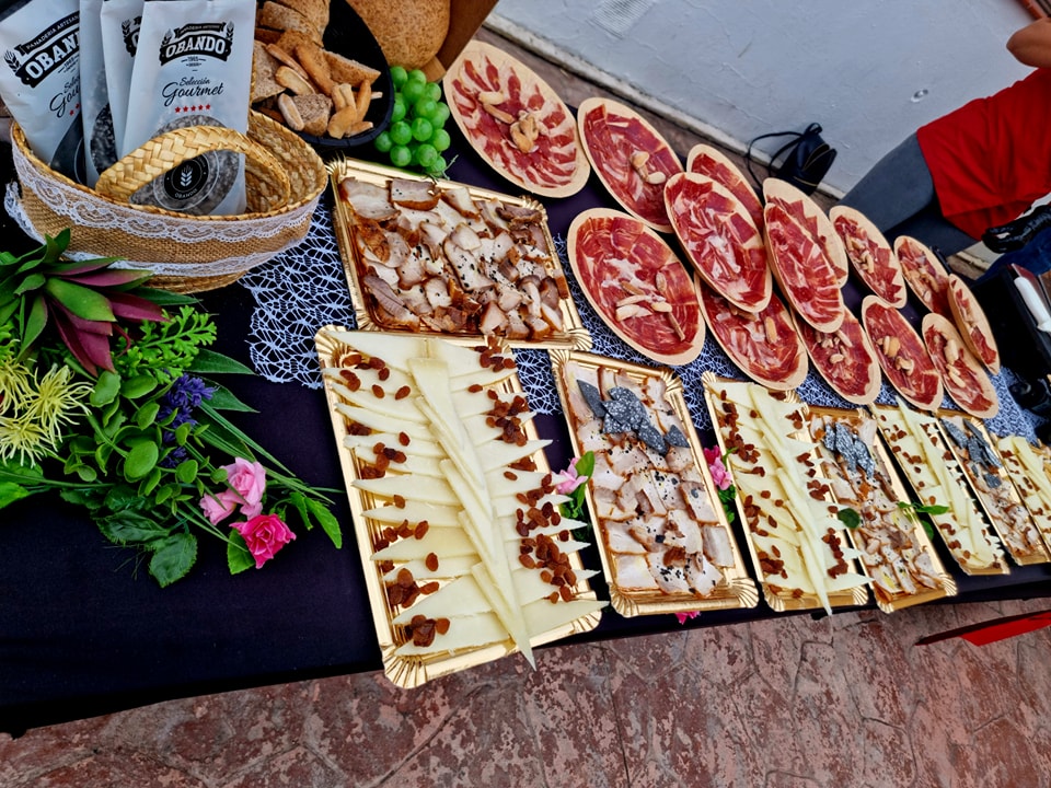 Mesa de embutidos ibéricos para degustación en La Línea de la Concepción