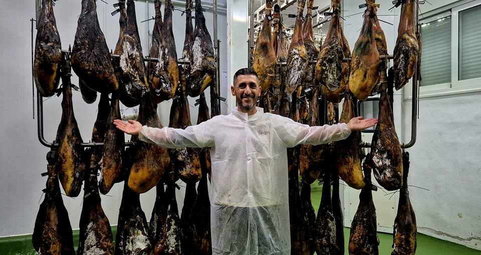 Charcutería tradicional con horno de leña y productos selectos en La Línea