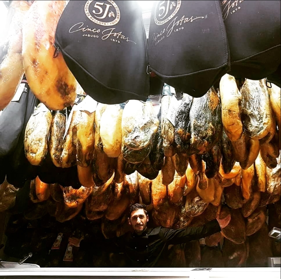 Jamones curados al estilo tradicional en tienda gourmet local